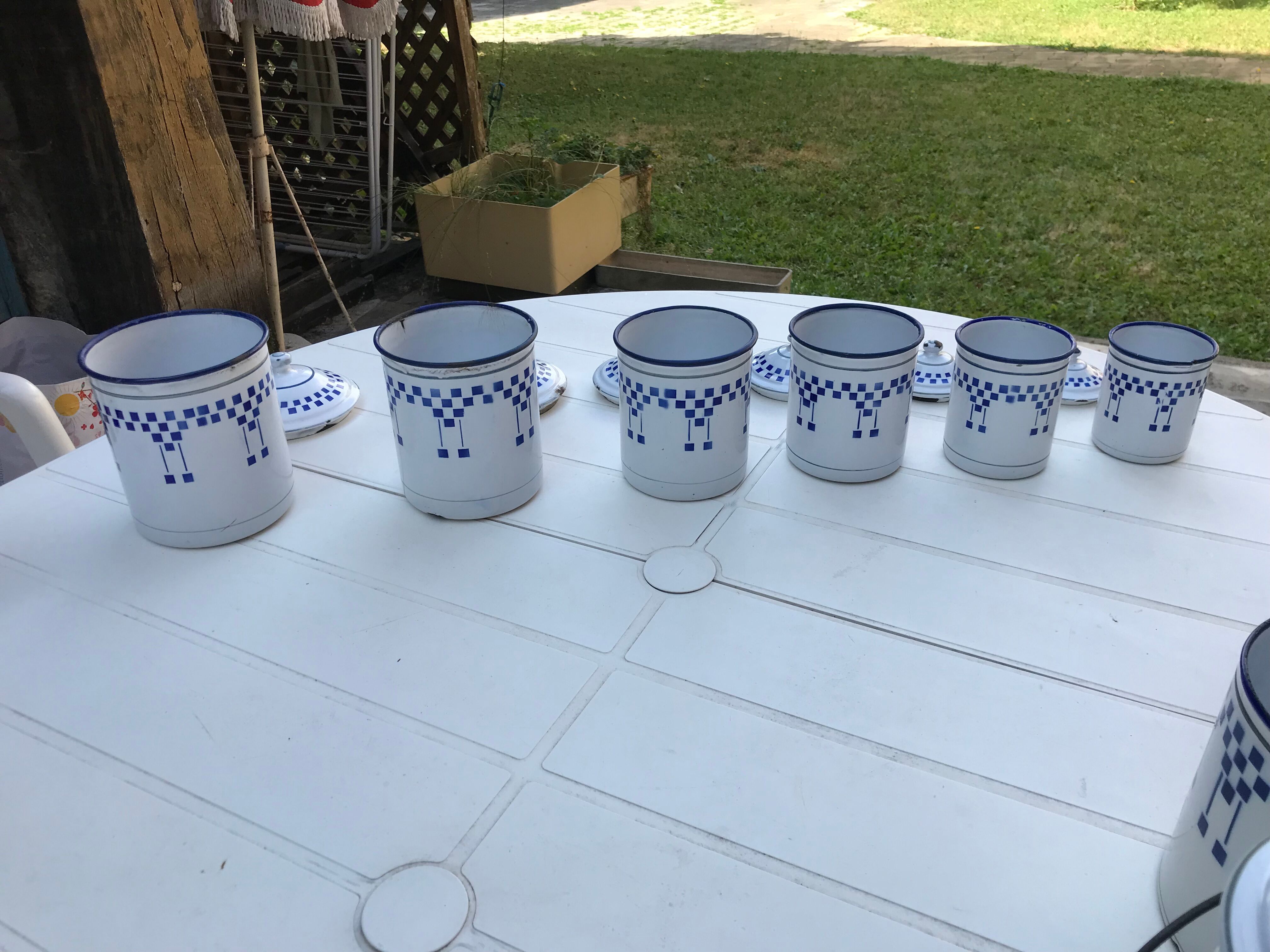 Lustucru enamelled series