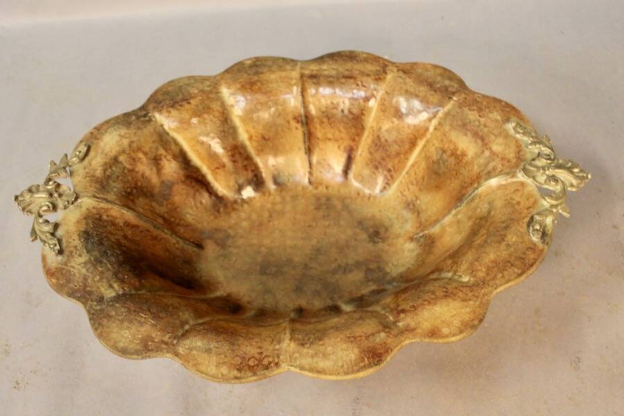 Coupe à fruits en tôle peinte mordorée en forme de coquillage