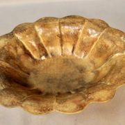Coupe à fruits en tôle peinte mordorée en forme de coquillage
