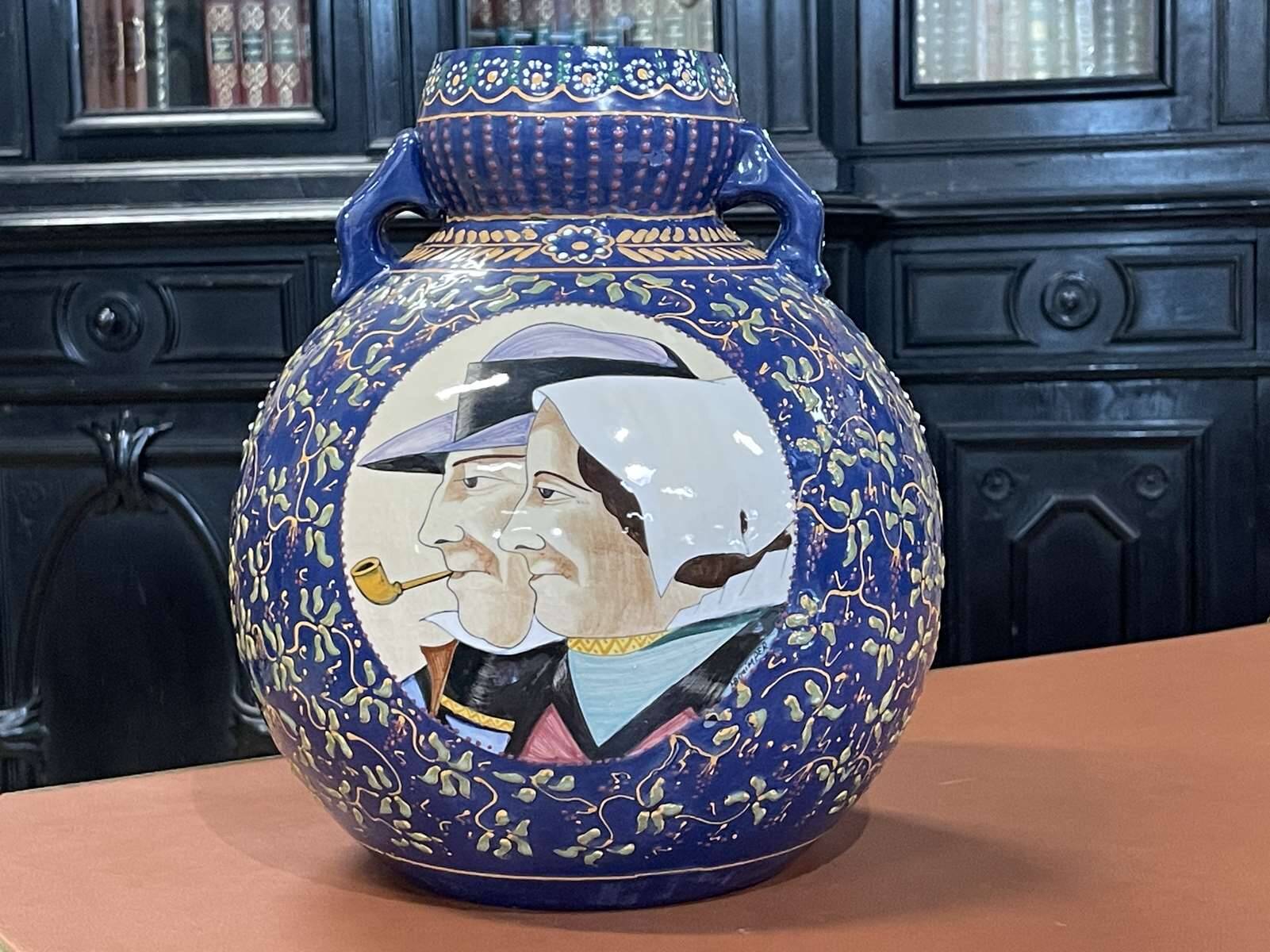 Large round vase in Quimper earthenware from the 1930s.
