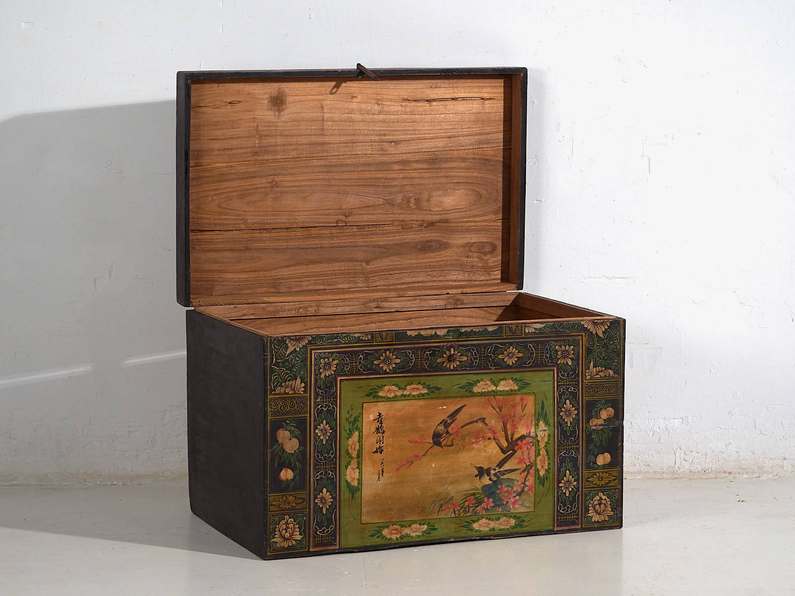 Antique opera chest with illustrations of magpies (China, circa 1900) #25