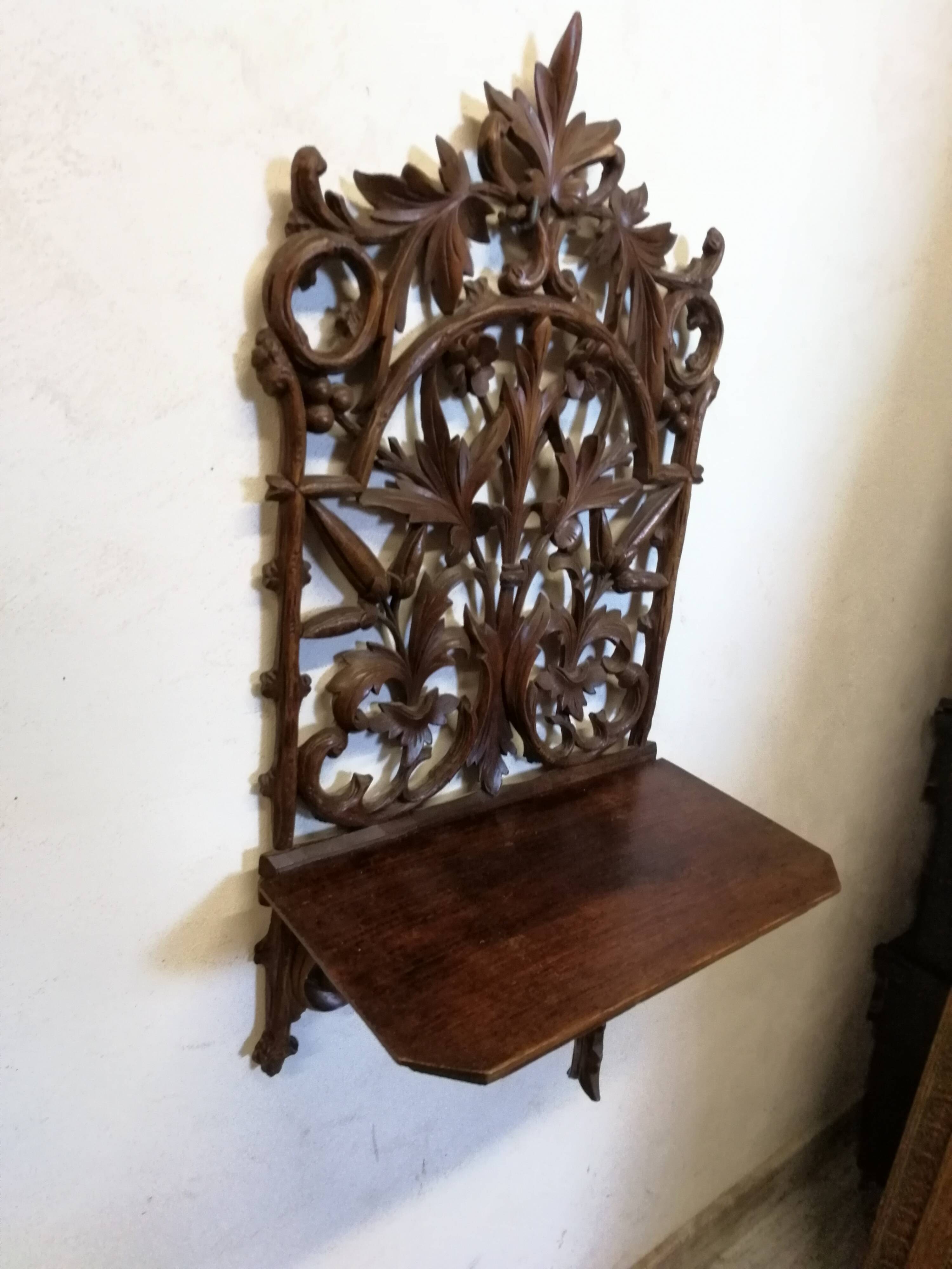 Étagère murale en bois sculpté
