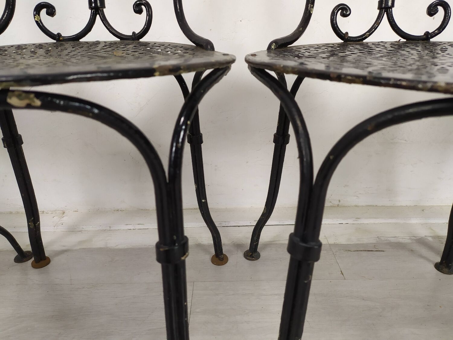 4 wrought iron garden chairs