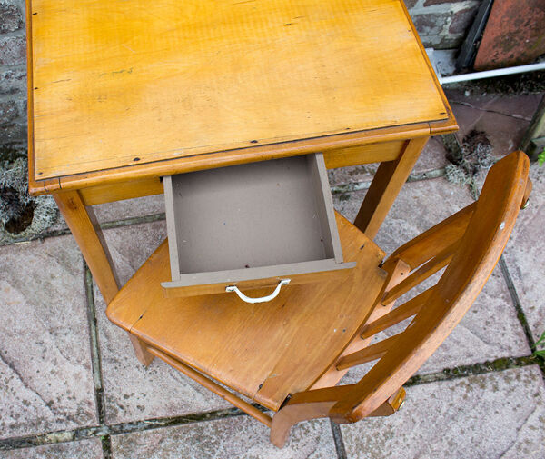 Vieille table d'enfant avec chaise