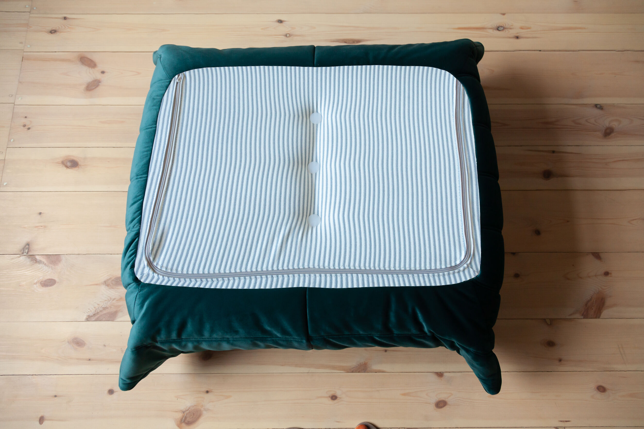 Chauffeuse et ottoman Togo modèle dessiné par Michel Ducaroy 1973