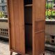 Armoire / Penderie des années 50 en chêne doré