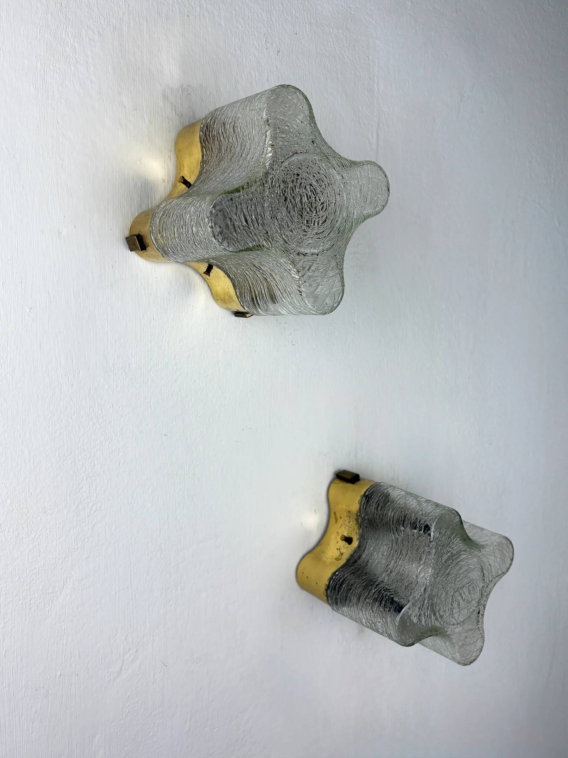 Paire de appliques murales Gaetano Sciolari pour Lightolier, verre dépoli de Murano, Italie années 1970.