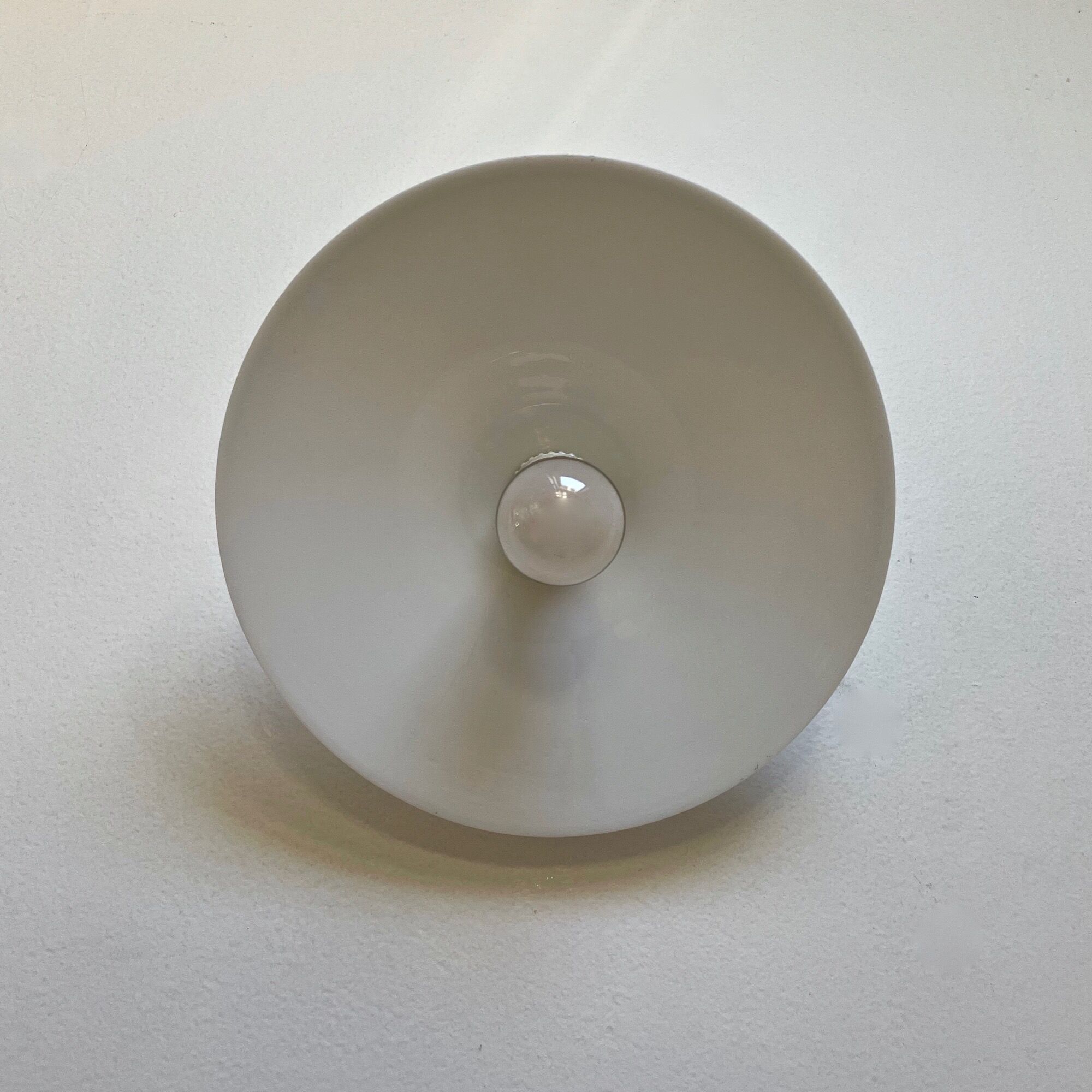 Opaline and porcelain wall lamp