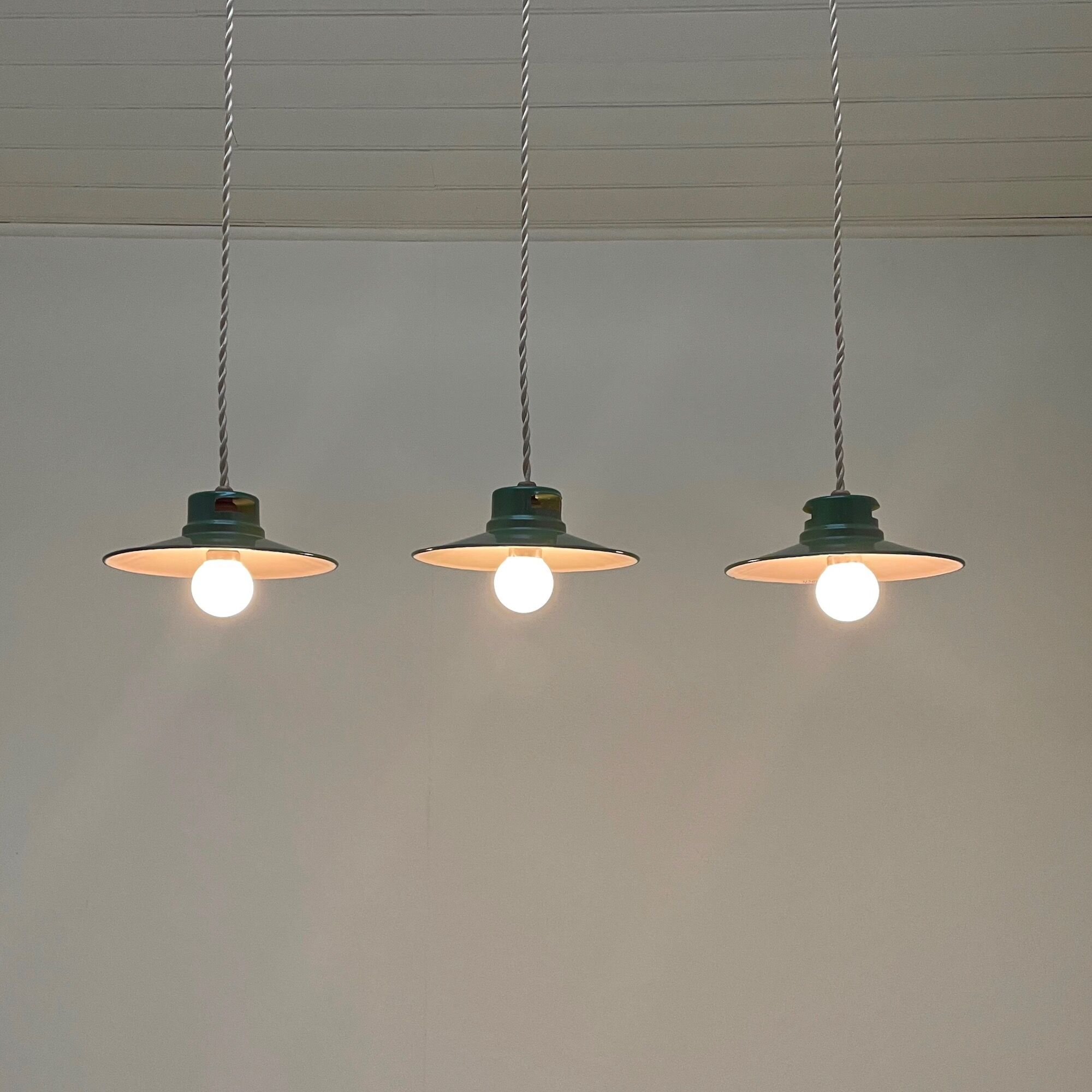 Enamelled industrial hanging lamp