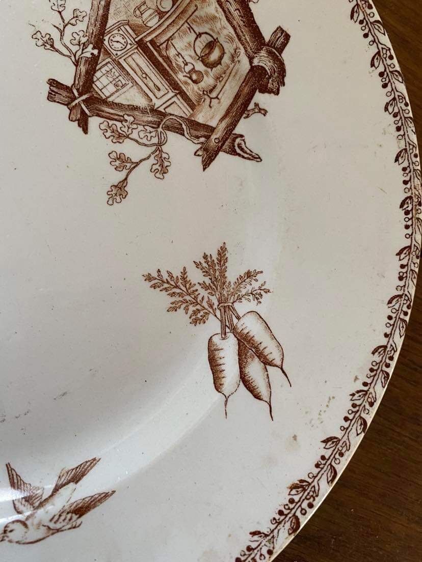 Plat rond terre de fer sépia.