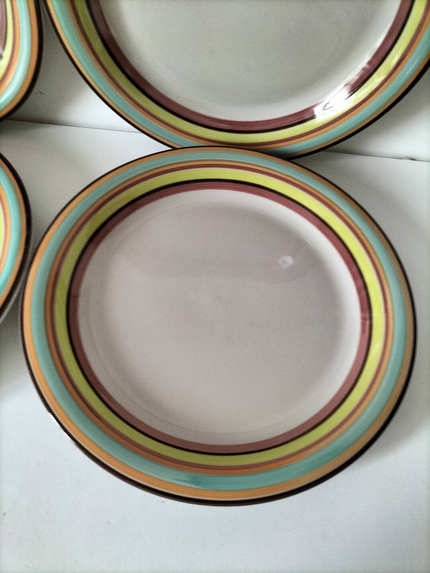 4 large graphic plates with multicoloured stripes – 26 cm