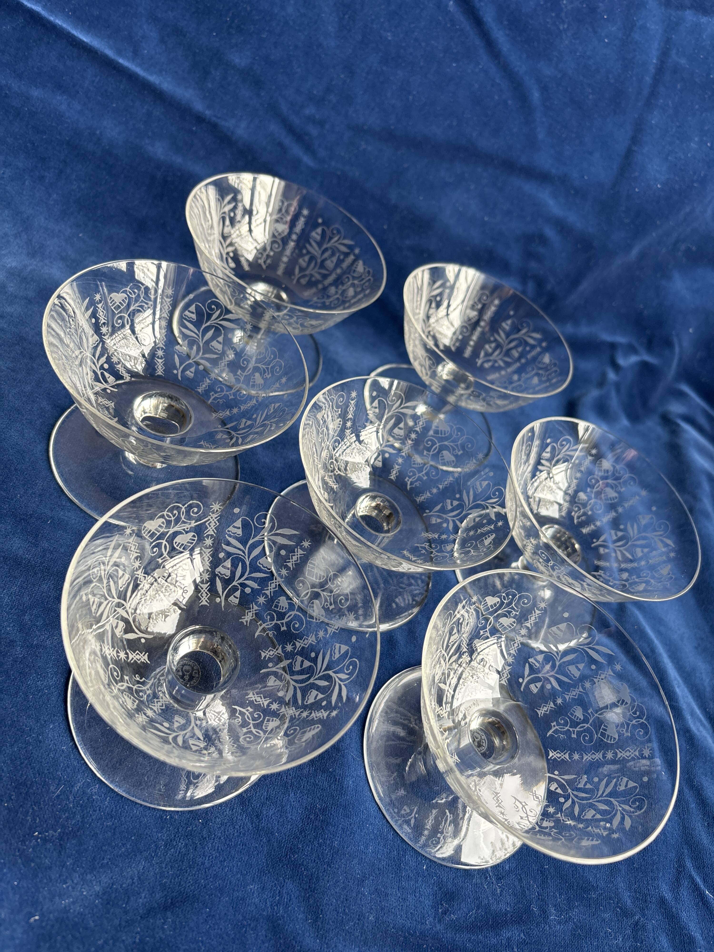 7 coups à champagne en cristal gravé  Baccarat
