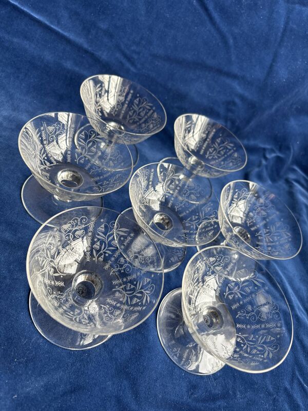 7 coups à champagne en cristal gravé  Baccarat