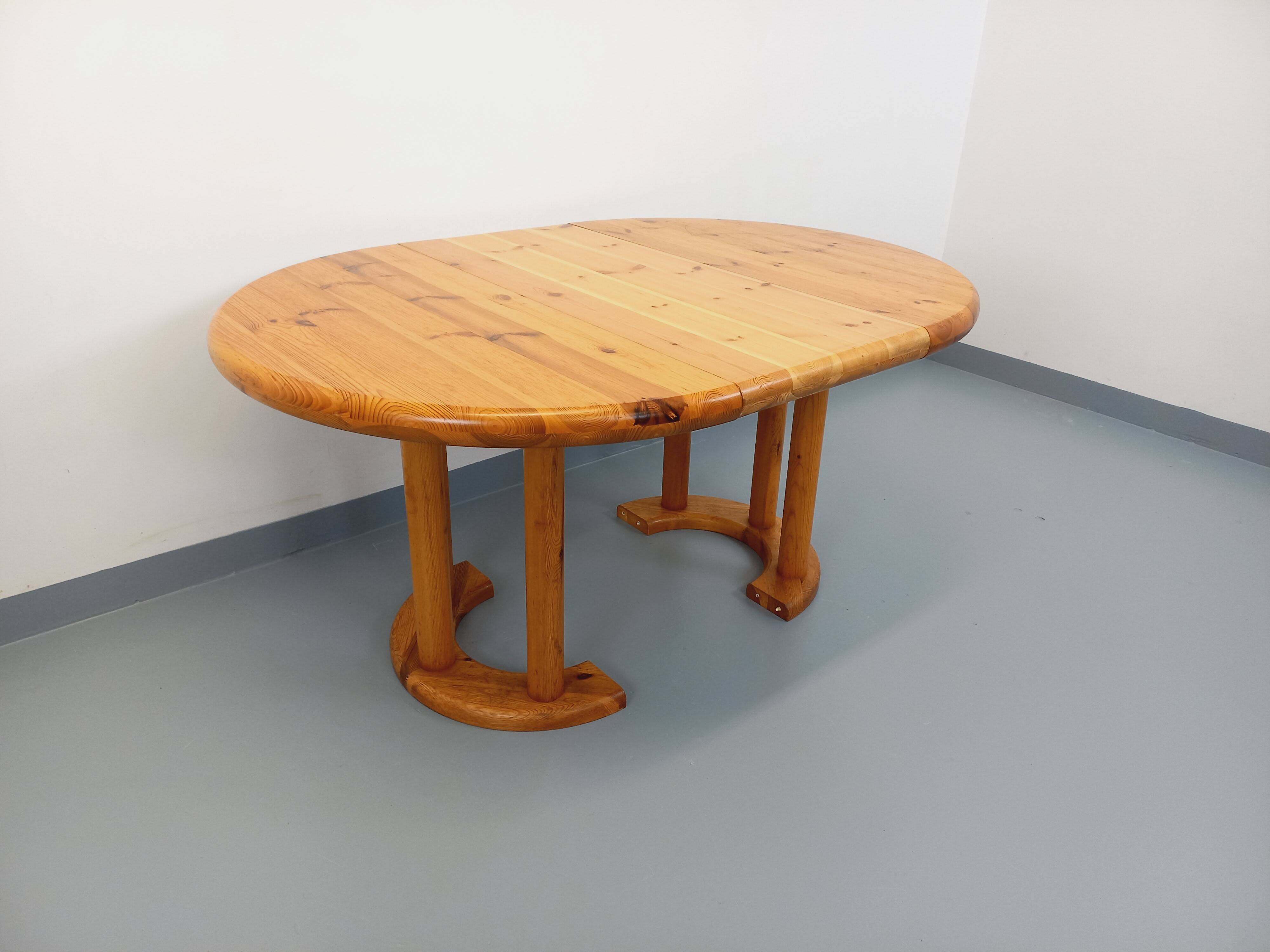 Vintage Scandinavian round dining table by Rainer Daumiller in pine from the 1960s.
