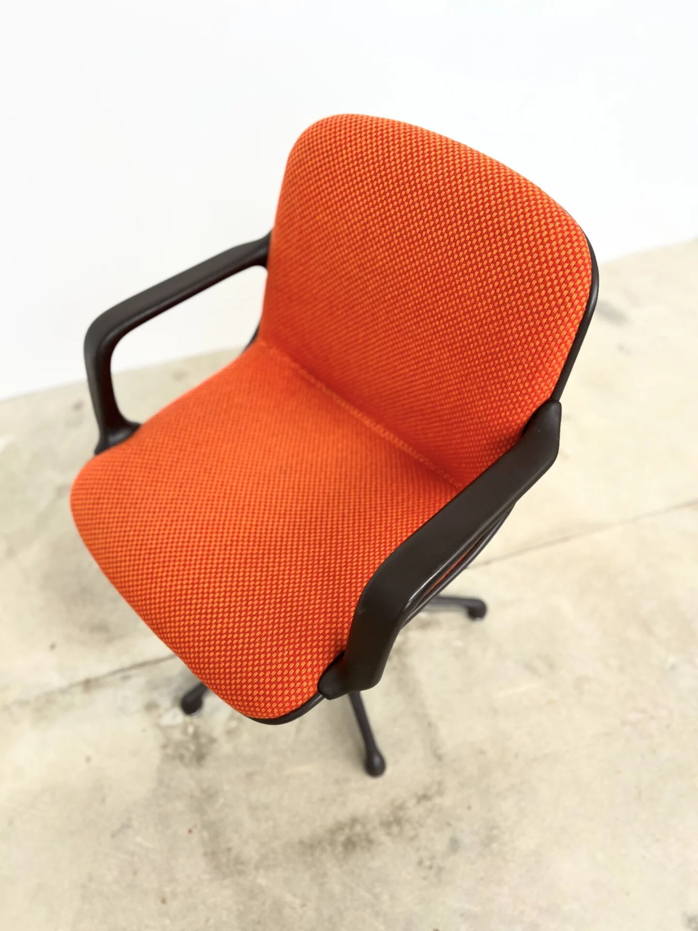 Visitor chair Charles Pollock for Comforto — orange wool, 1970s