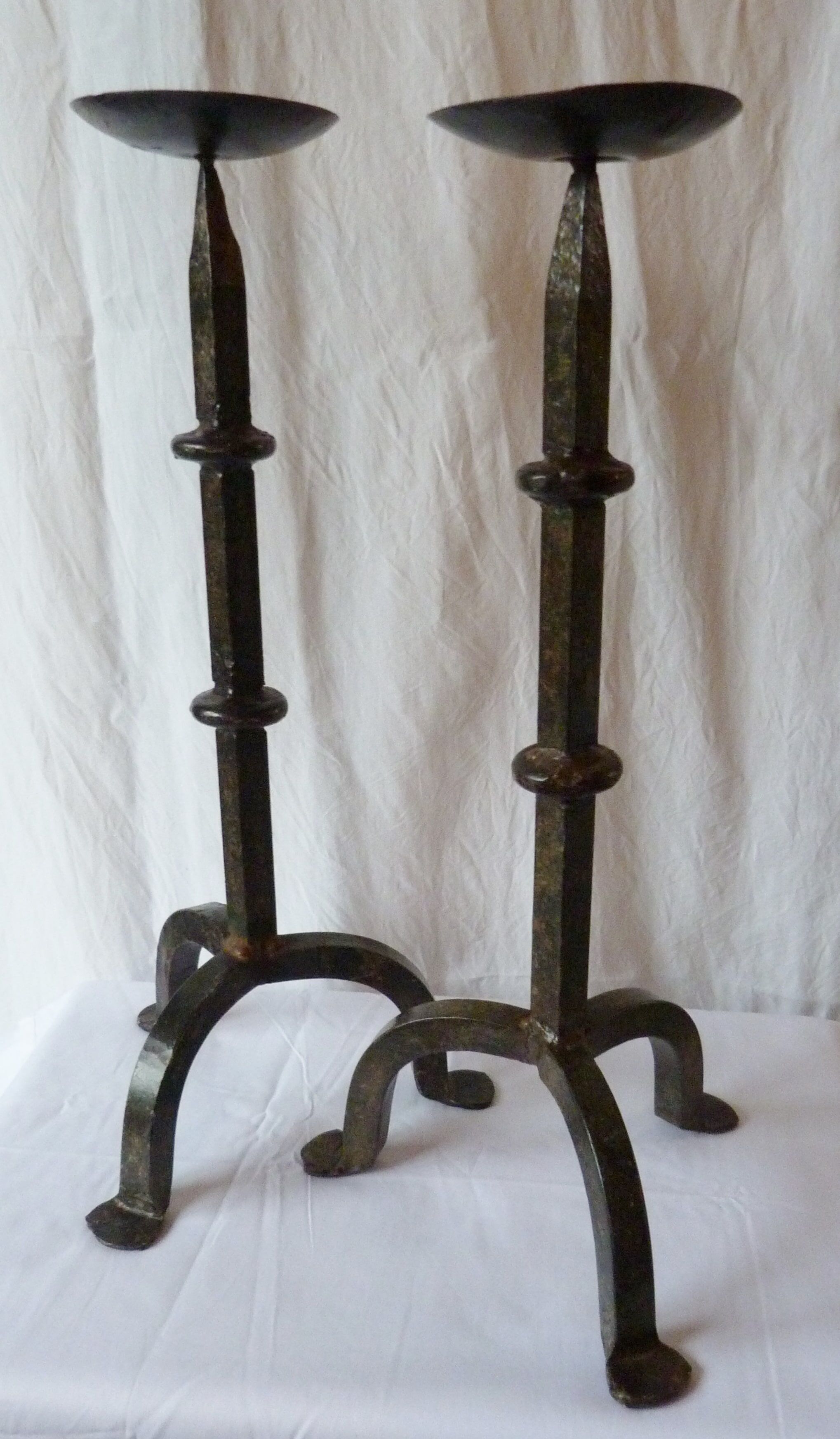 Paire de chandeliers gothiques