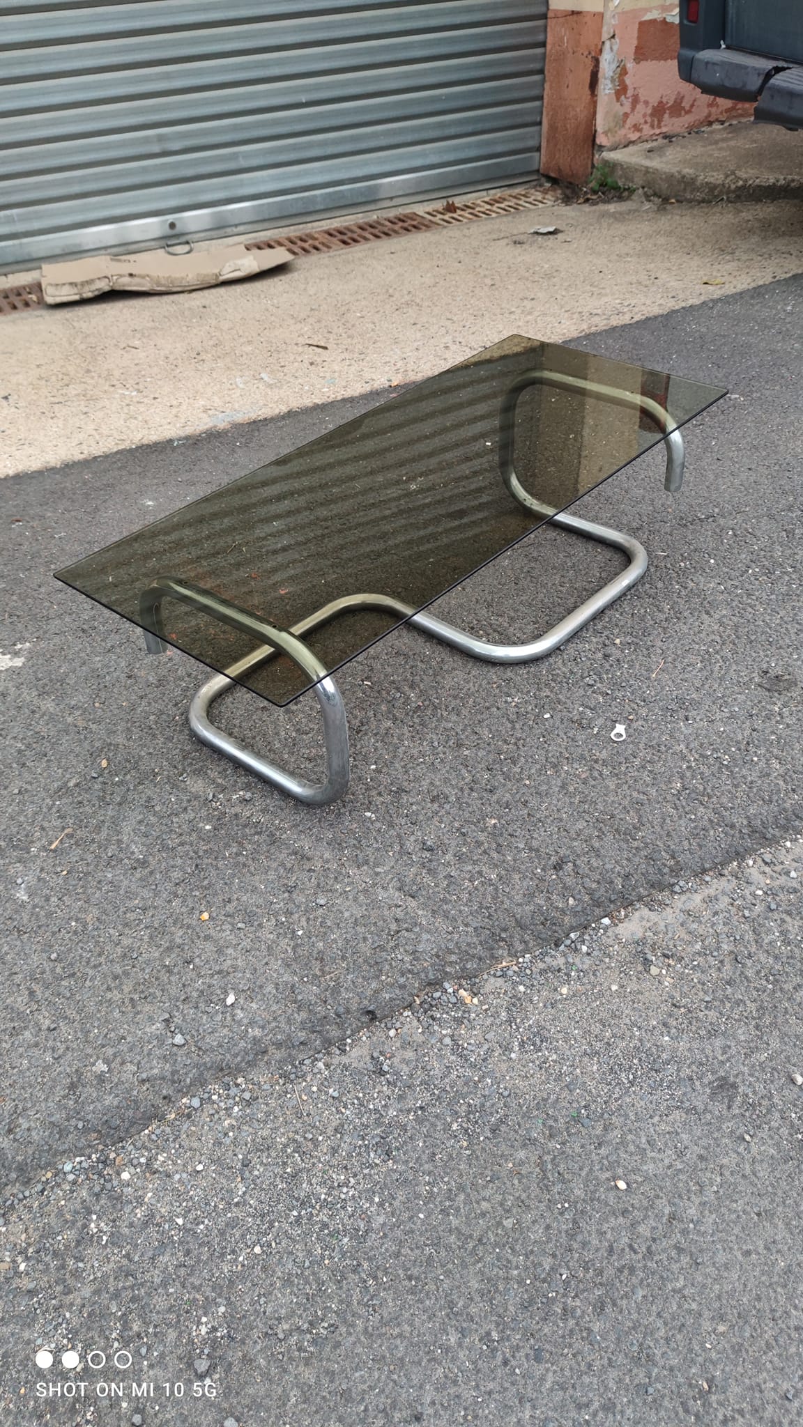 Table basse en acier chromé et verre fumé vers 1970