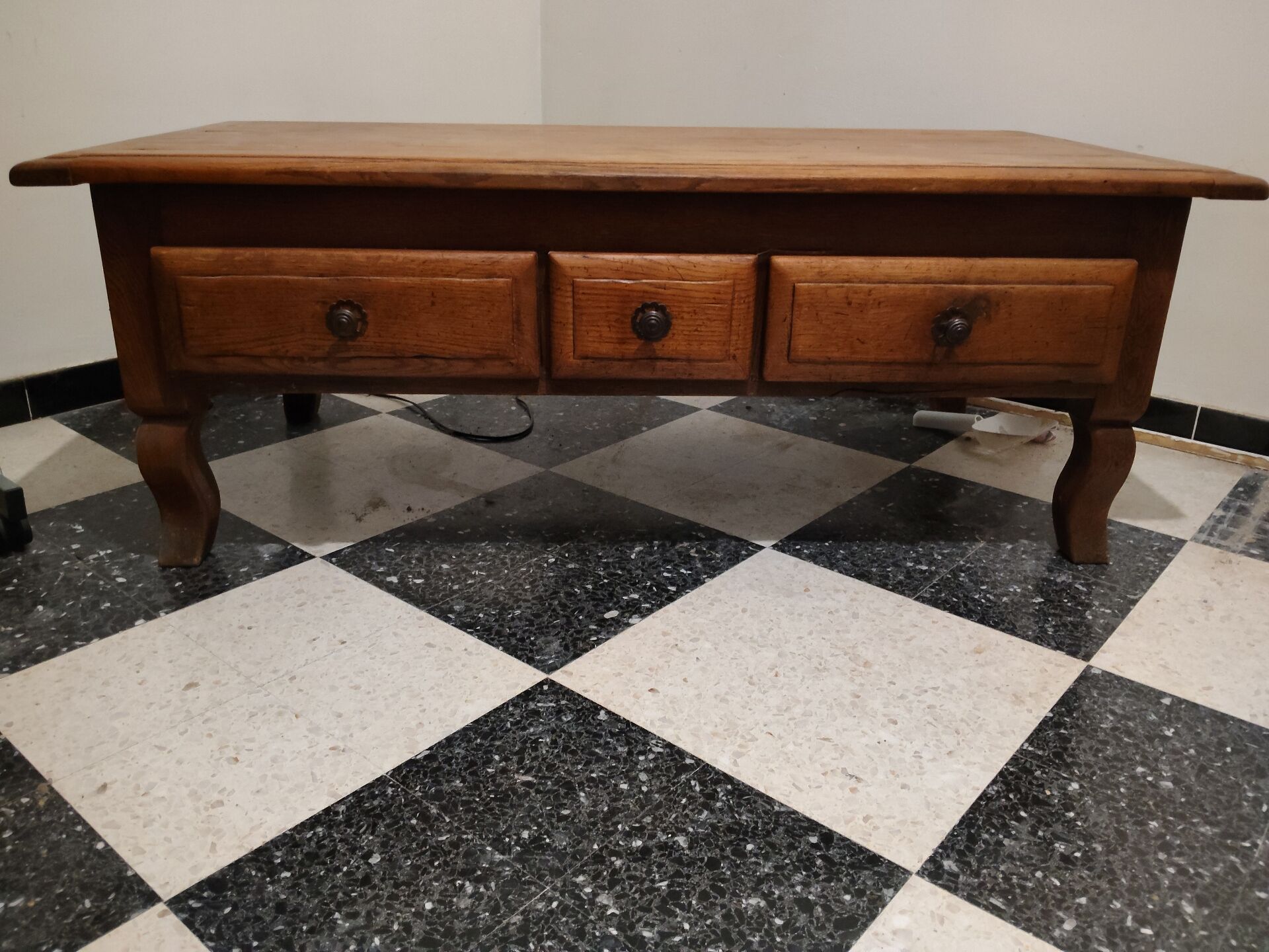 Rustic oak coffee table – Apothecary spirit – 19th century