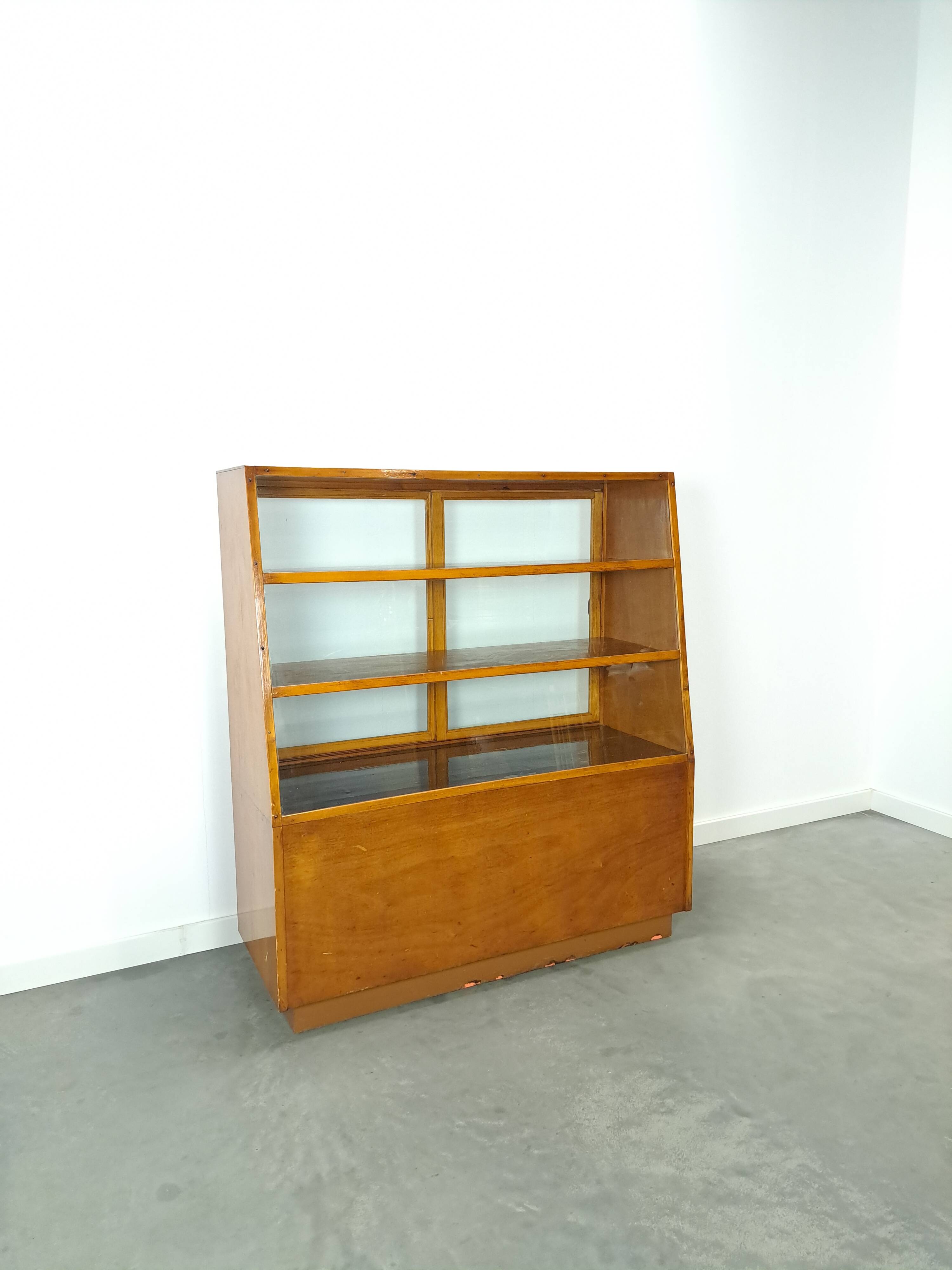 Vintage fineer toonbank, winkel vitrine met schuifdeuren