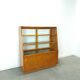 Vintage fineer toonbank, winkel vitrine met schuifdeuren