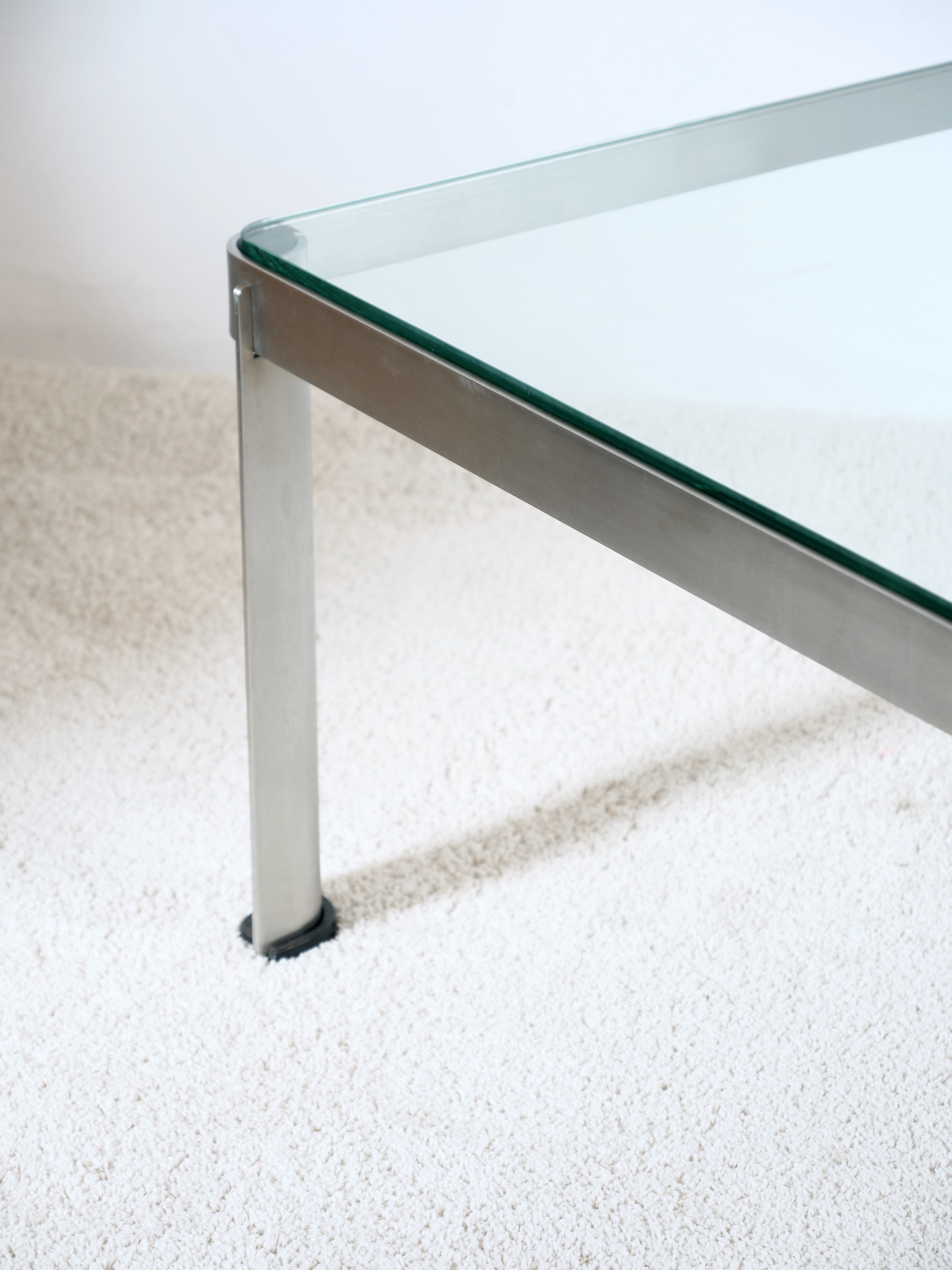 Coffee table model t113 by Osvaldo Borsani for Tecno 1975