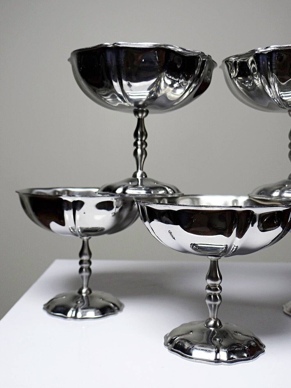 5 vintage-style bistro-style stainless steel dessert bowls on feet