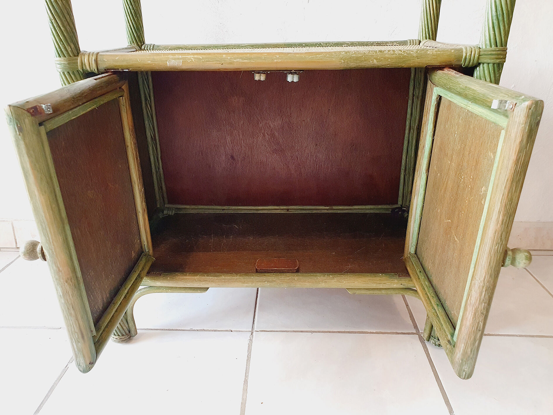 Bamboo shelf & green rattan