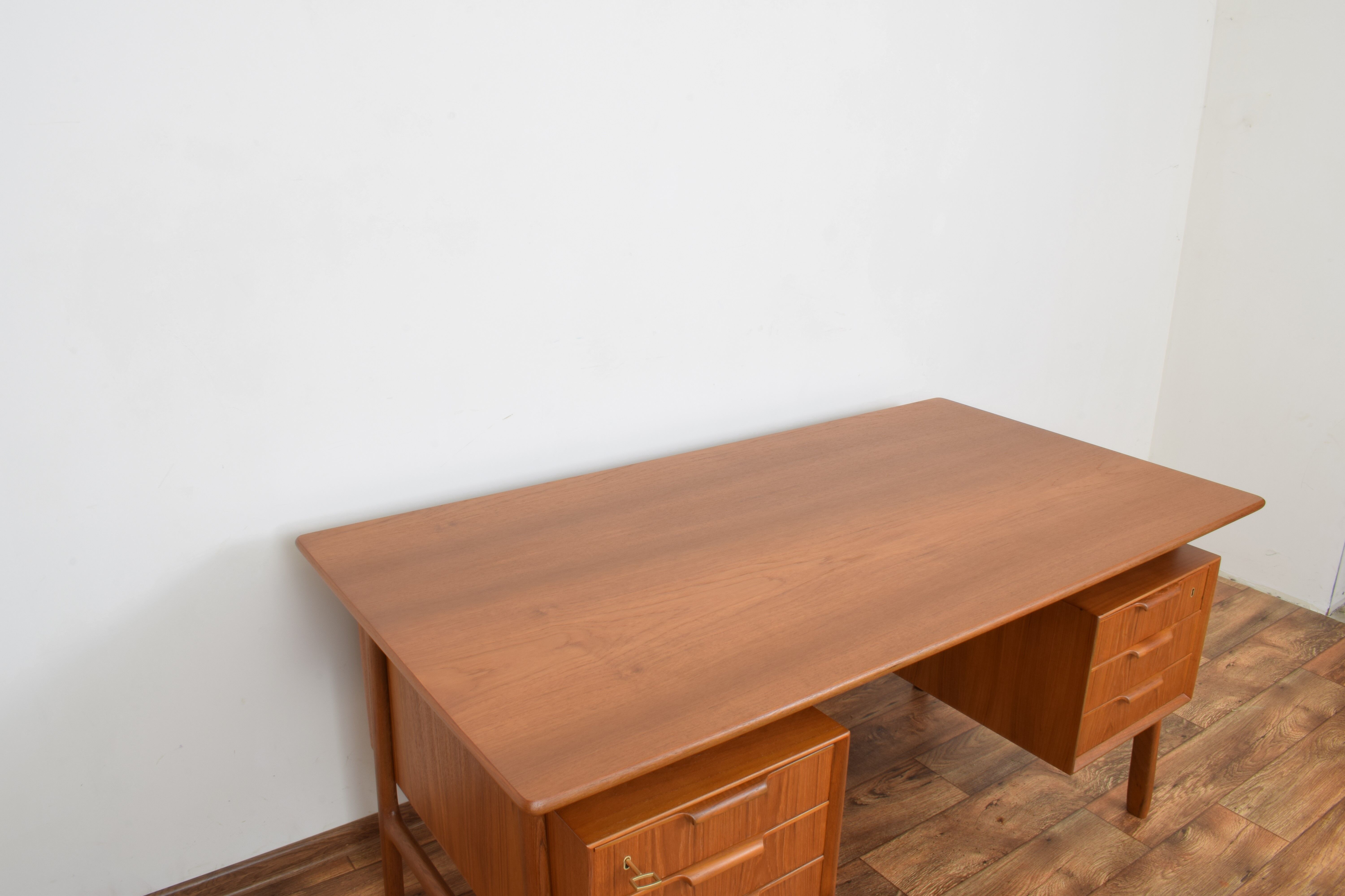 Mid-century danish teak desk model 75 form Omann Jun, 1950s