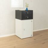 Commode des années 1980 avec un design à contraste clair.