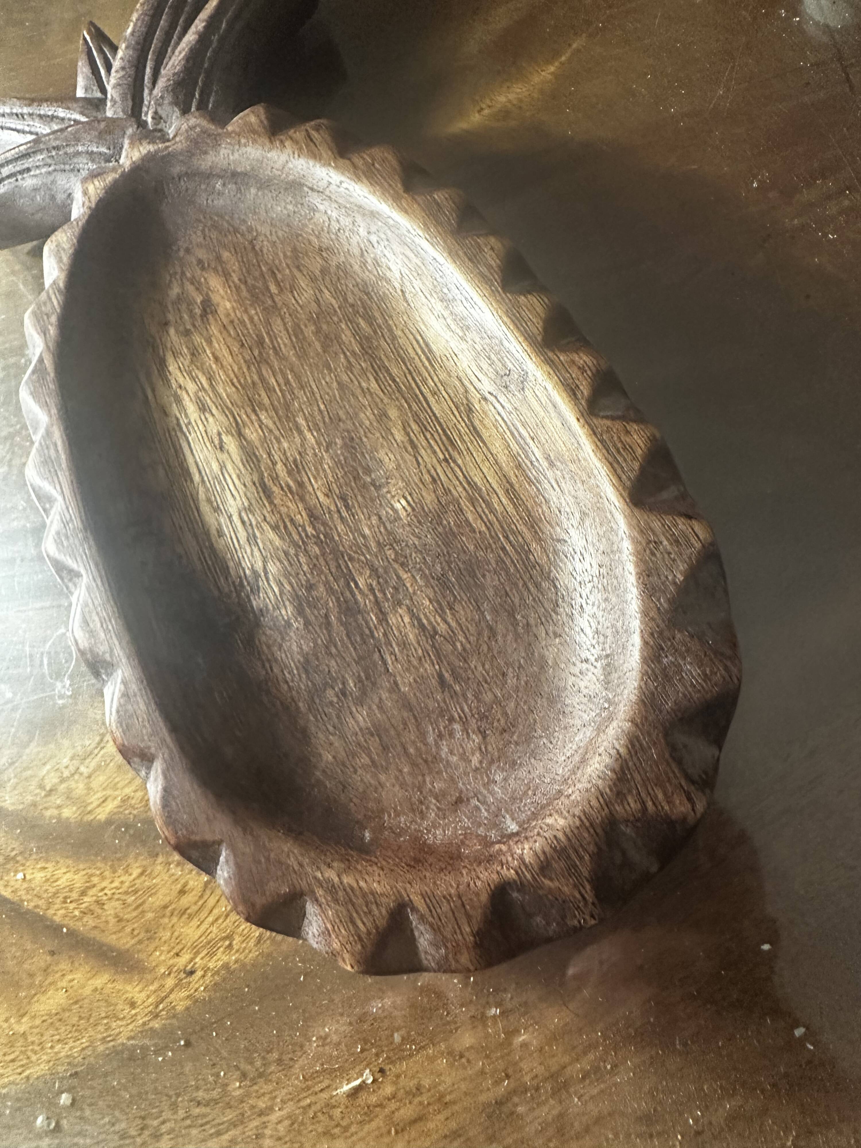 Vide poche vintage en bois sculpté formant un ananas