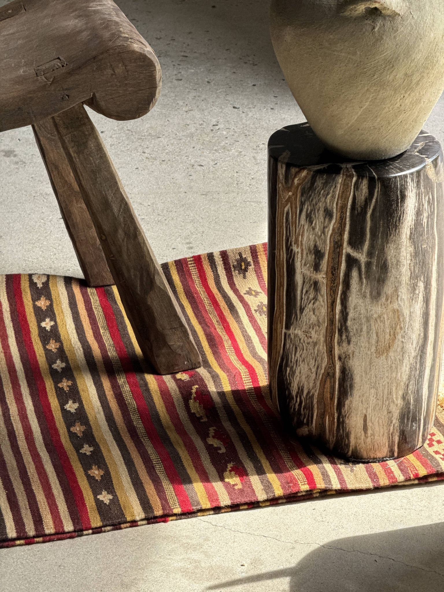 Black petrified wood side table with white and beige stripes H40 D23 - 3
