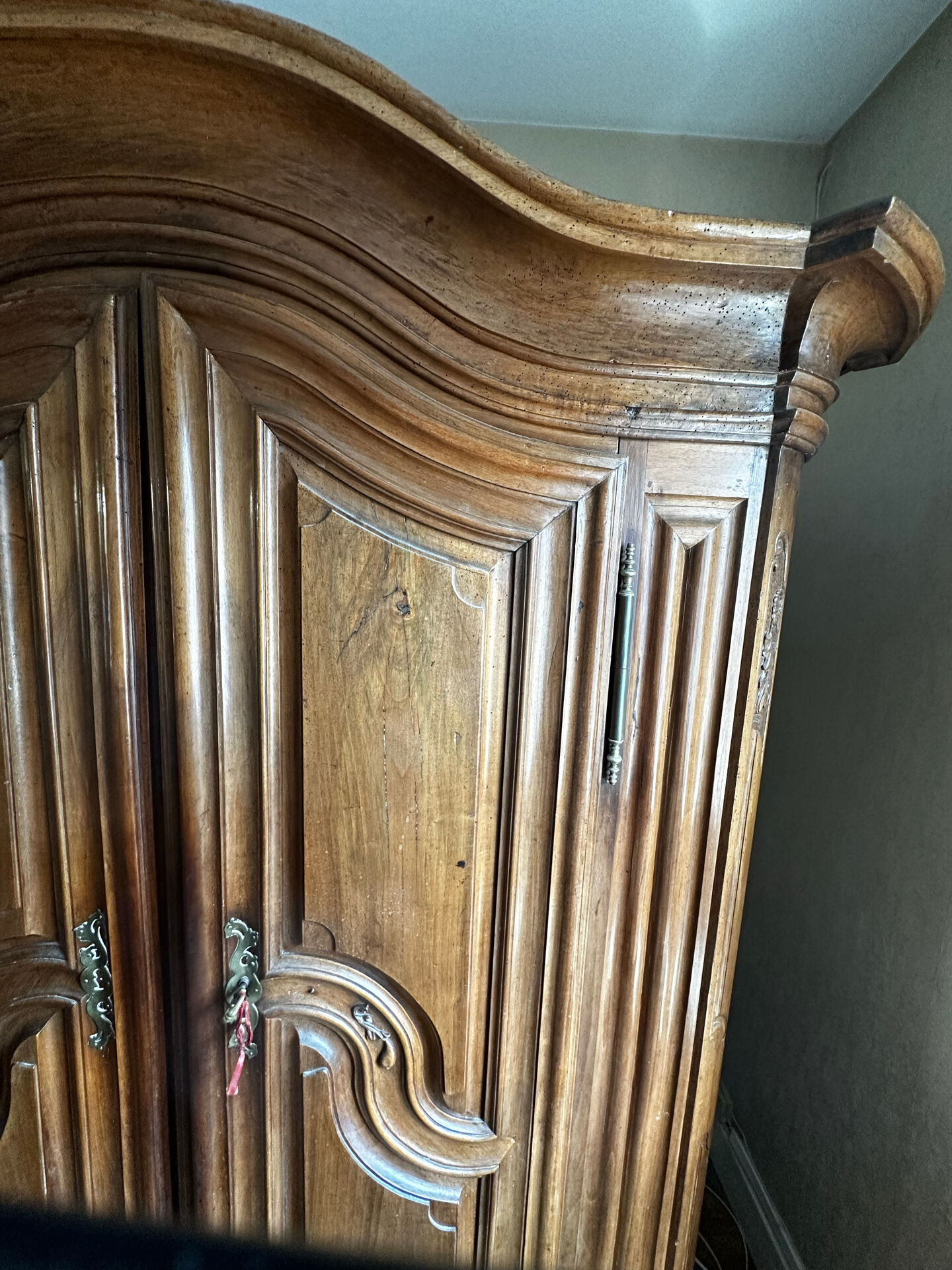 Large Alsatian Louis XV wardrobe in solid walnut – 18th century
