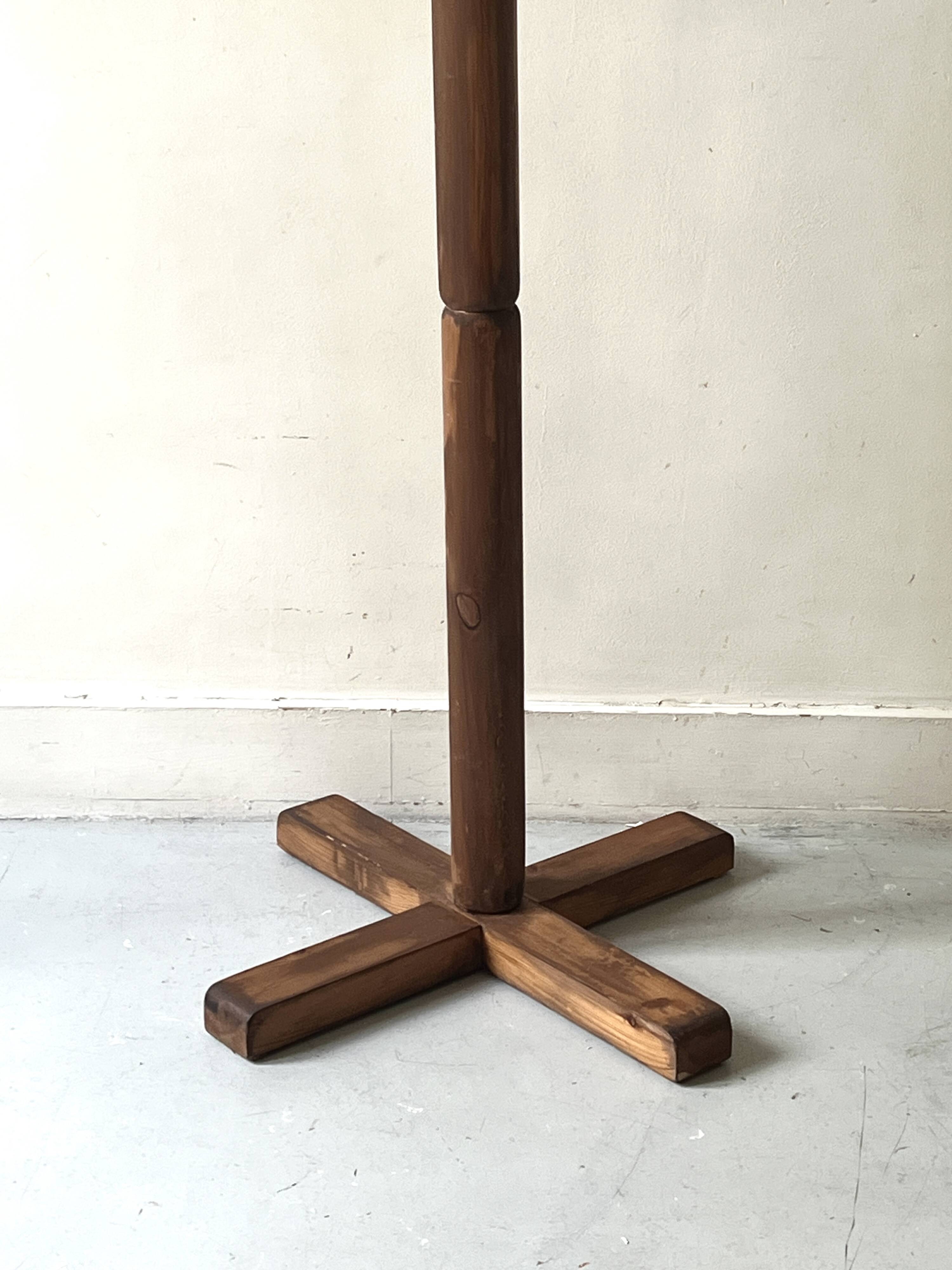 Modernist coat rack on a stand and rotating in solid pine, The Arcs 1970.