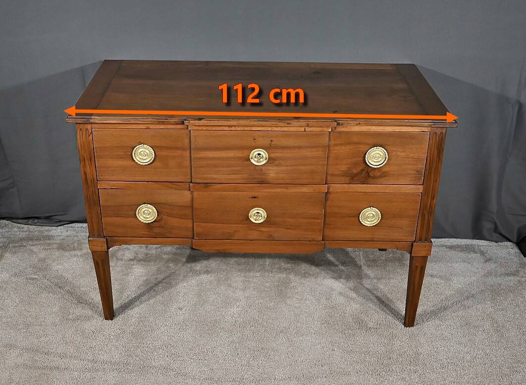 Sauteuse chest of drawers in walnut, Louis XVI period – Late 18th century