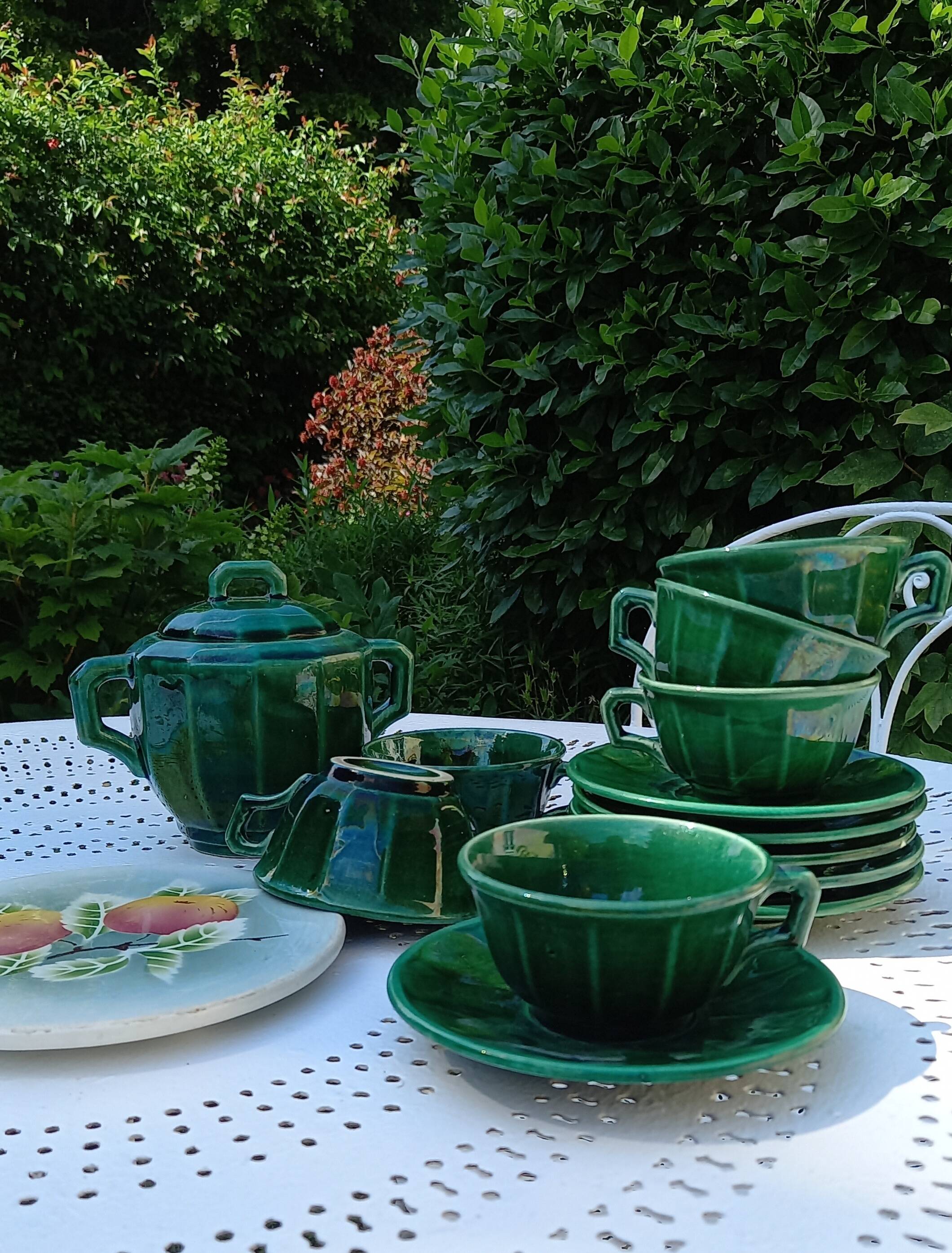 Iridescent green tea or coffee service in Lunéville K&G earthenware. 6 cups and an Art Deco sugar bowl
