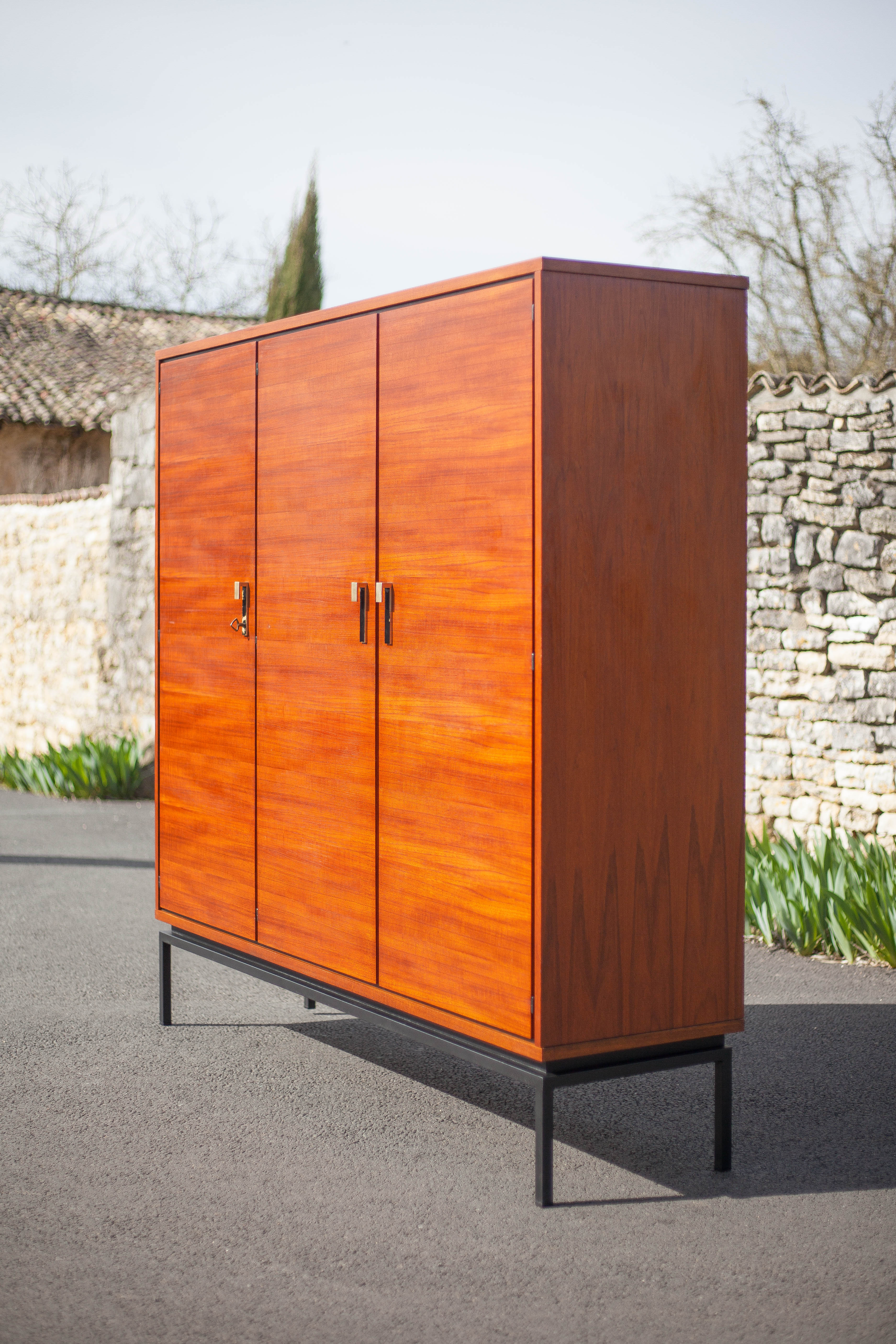 Armoire en bois 3 portes 60's