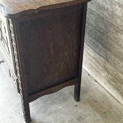 Petit meuble de rangement en chêne sculpté – circa 1930