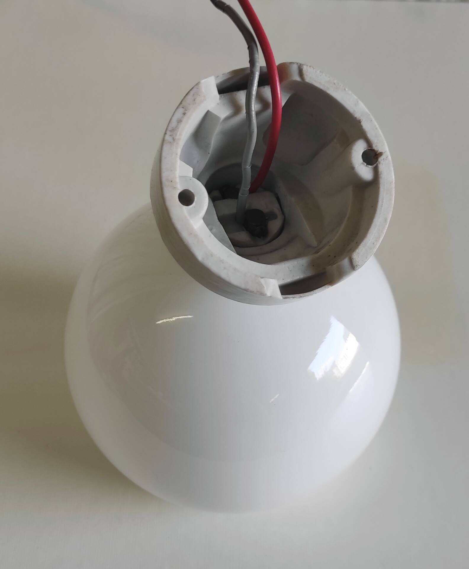 Art Deco style wall light in porcelain and opaline globe - 1930s/40s