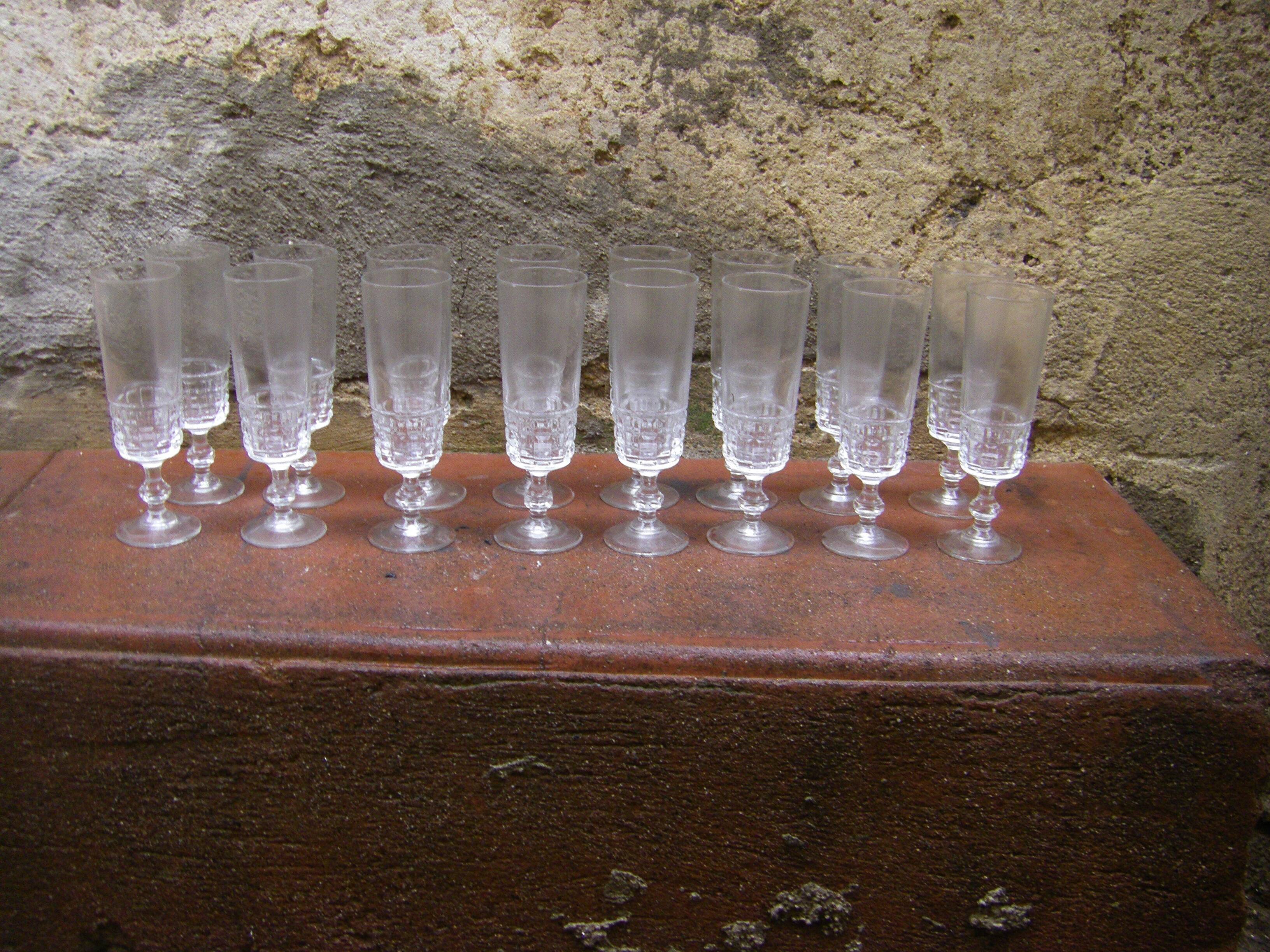 Series of sixteen champagne flutes