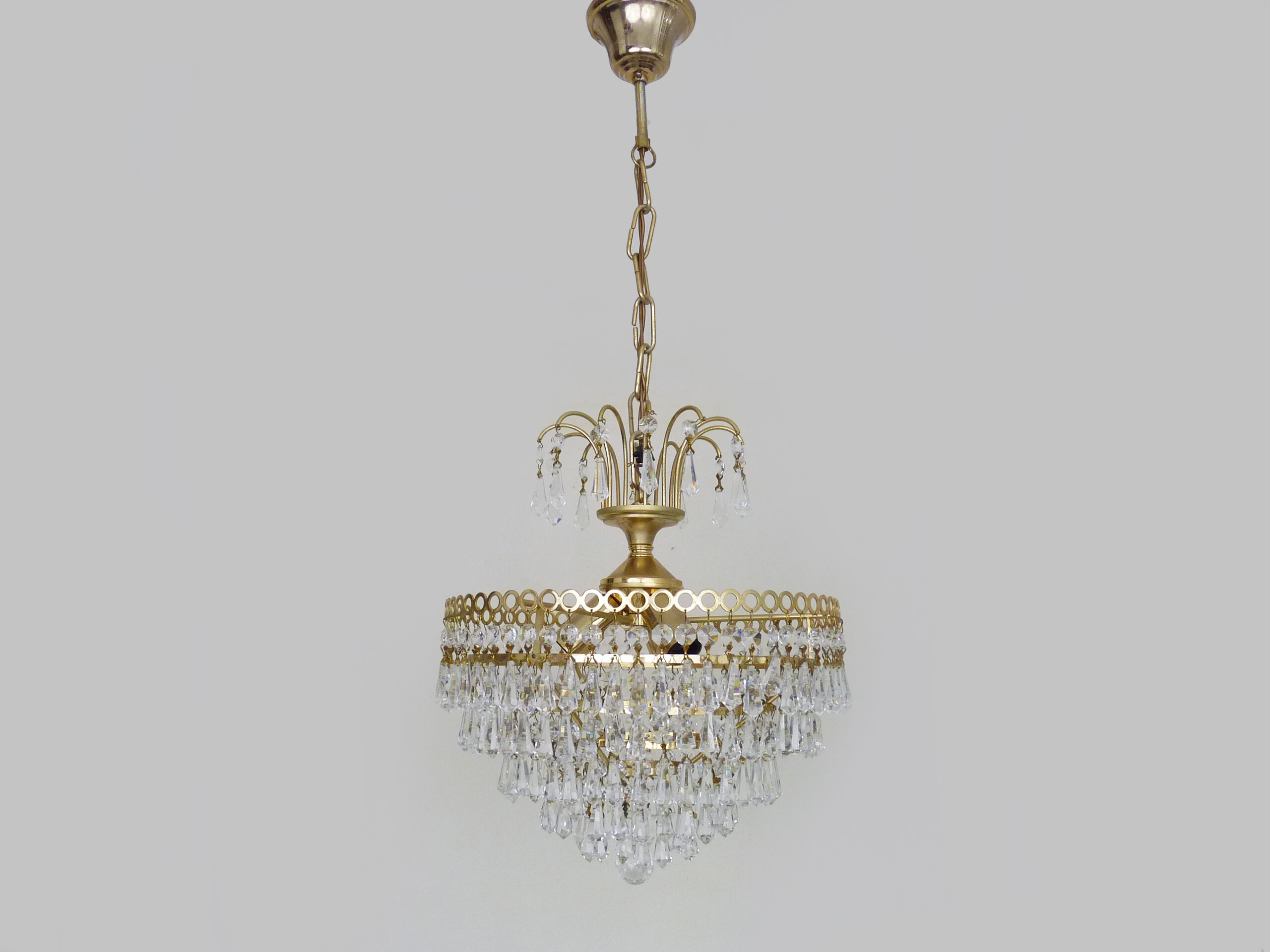 Chandeliers, brass crown ceiling lamp, 5 floors, 3 lights, glass tassels. Year 80 90