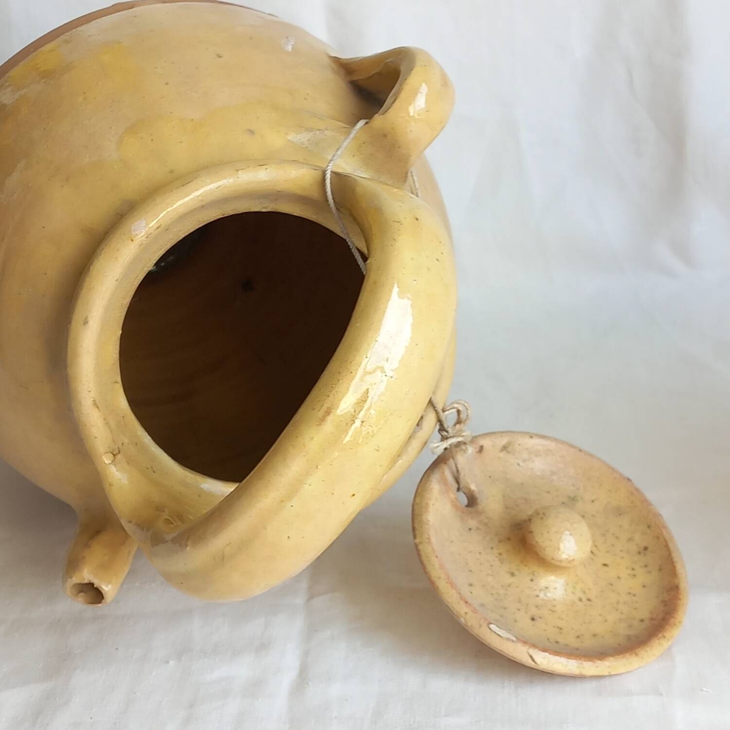 Cruche en terre cuite vernissée jaune