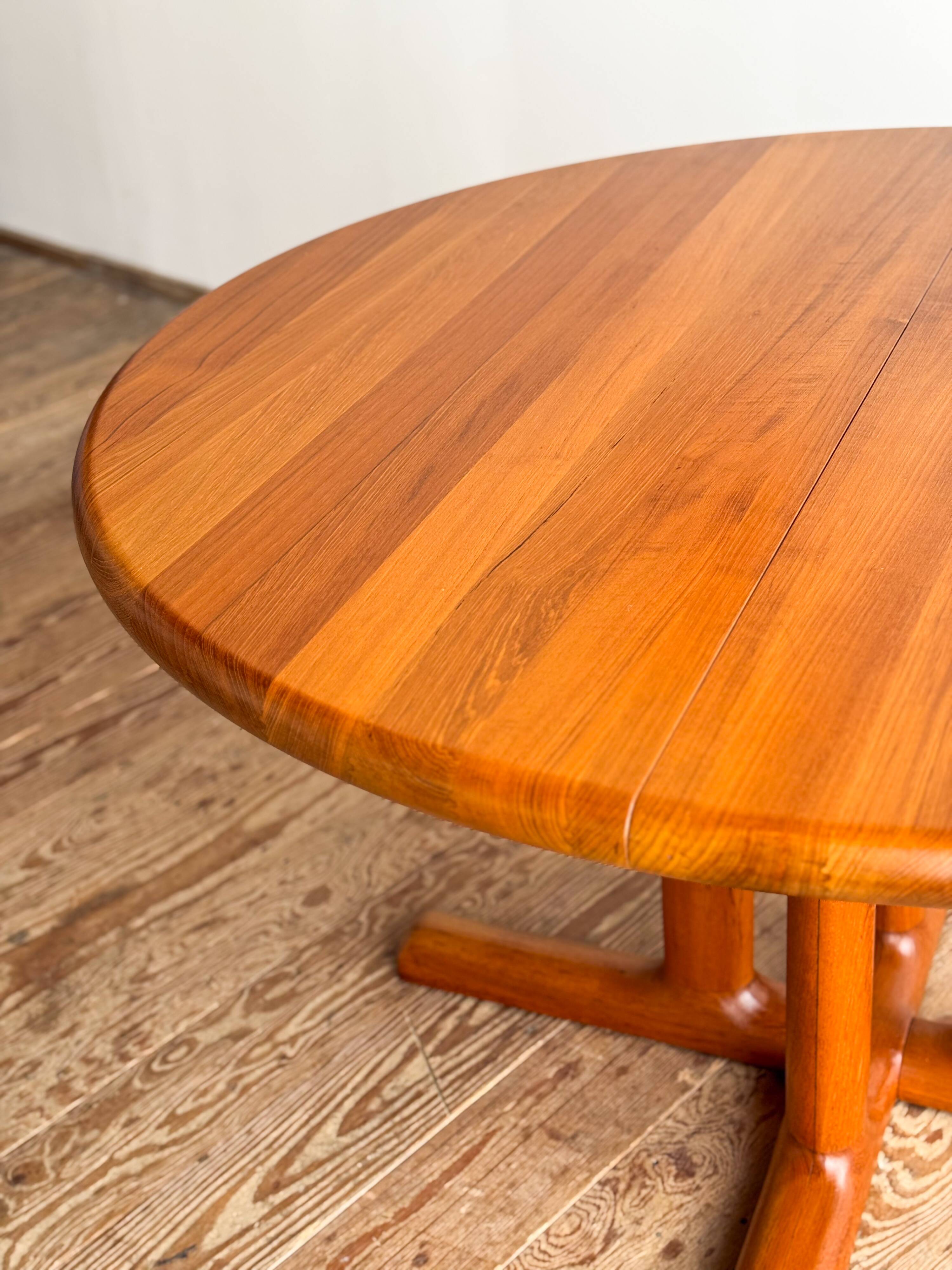 Table ronde extensible en teck de Dyrlund, Danemark