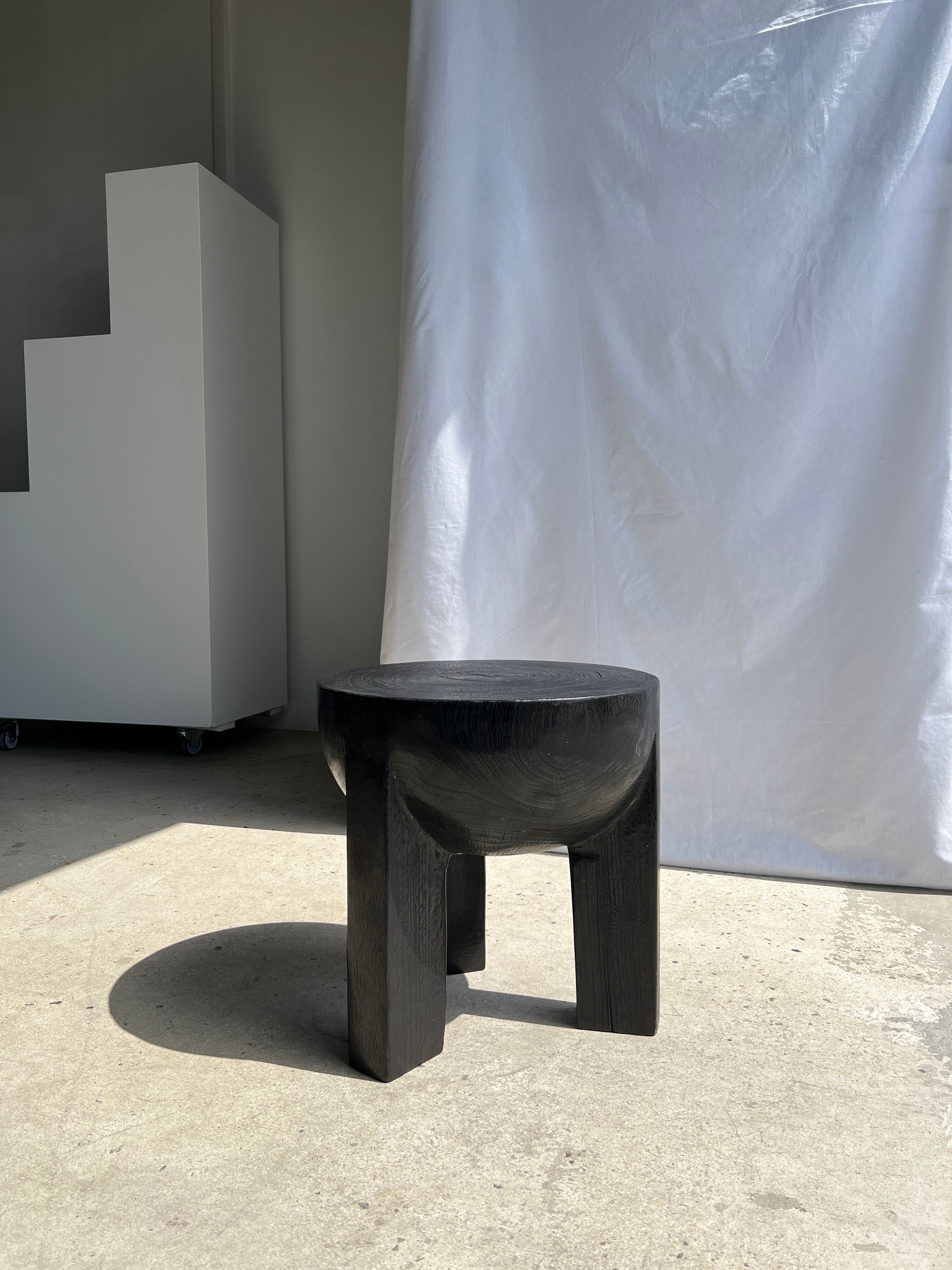 Black mango wood tripod side table with a semi-spherical top, height: 45 cm, diameter: 44 cm.