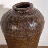 Petit vase ancien dans les tons sombres (c.1900)