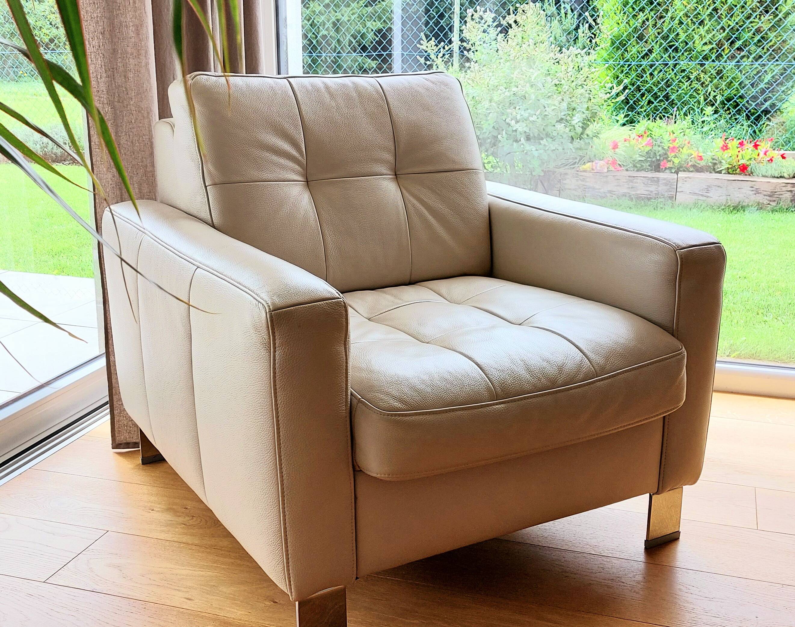 3/4 seater leather sofa + armchair – very good condition – value 3,261 euros