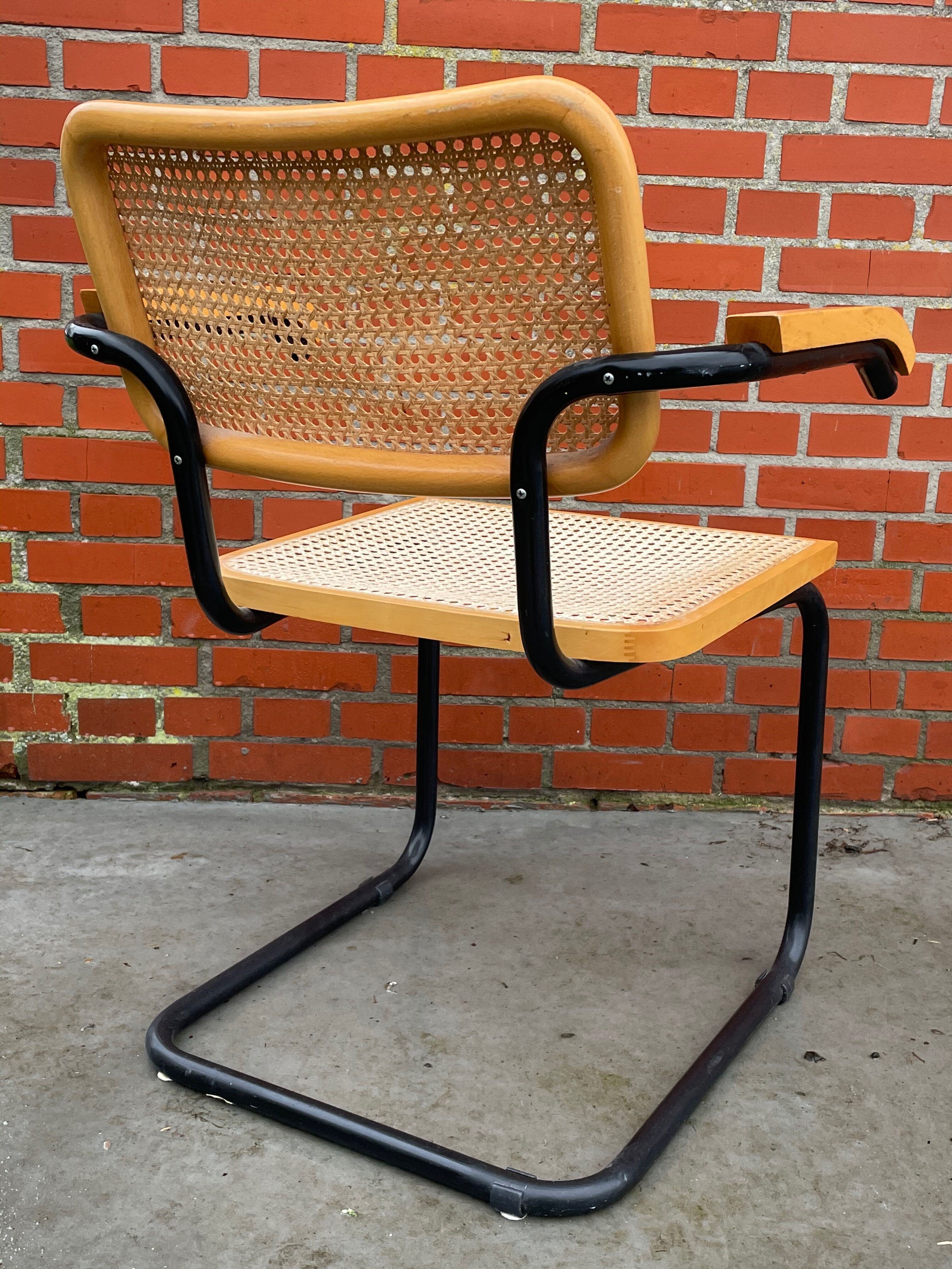 Chaise modèle Cesca conçue par Marcel Breuer avec accoudoirs à structure noire