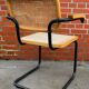 Chaise modèle Cesca conçue par Marcel Breuer avec accoudoirs à structure noire