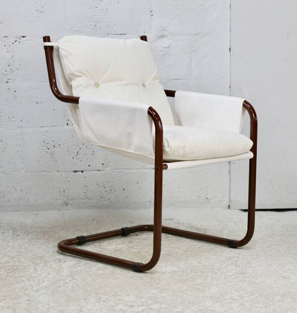 Fauteuil tubulaire, assise suspendue tissus. Circa 1970