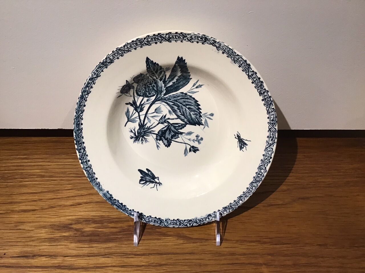 Hollow plate decor insects and strawberries, Manufacture Choisy the King, Iron Land, H Boulenger - Co.