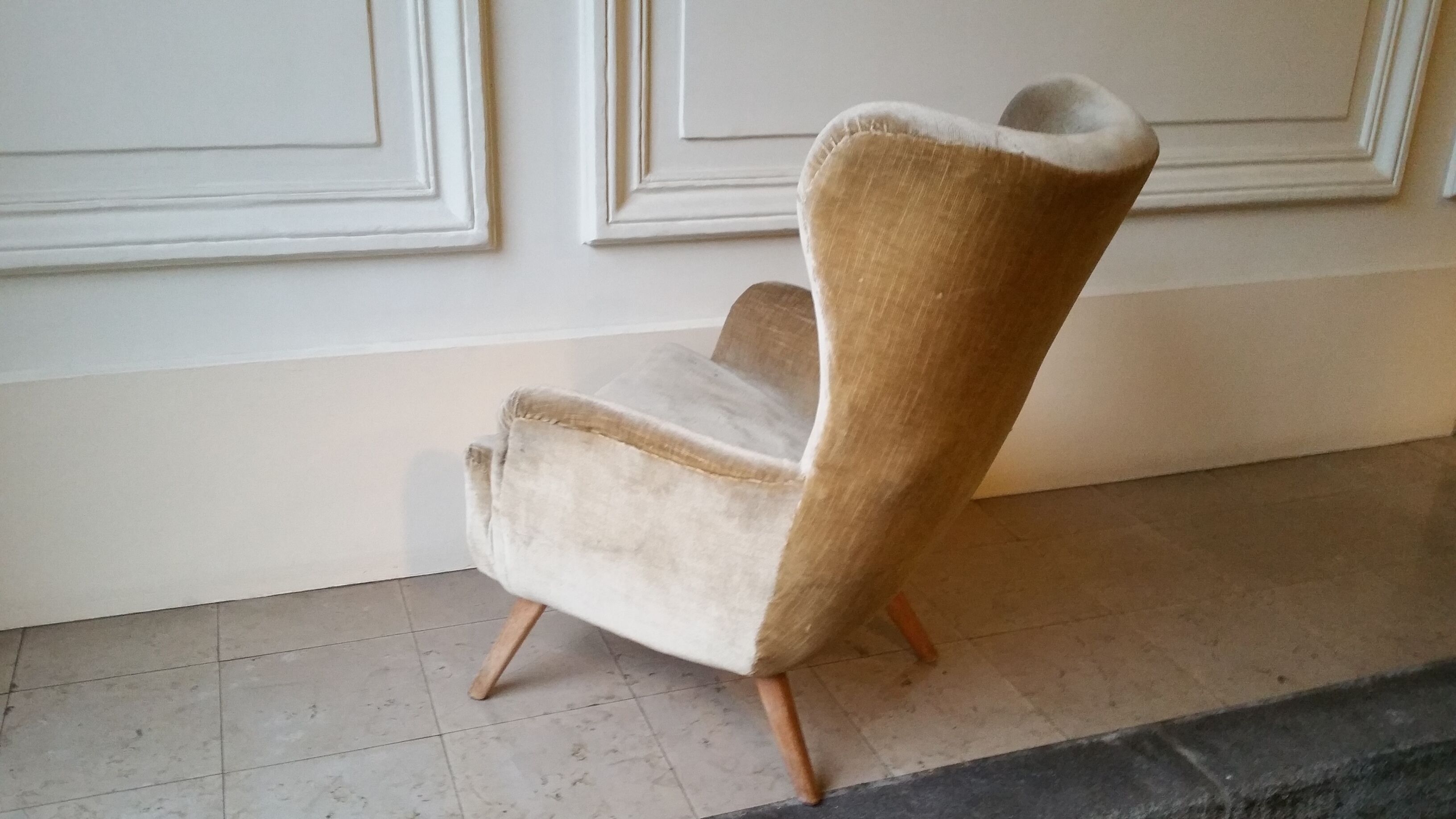 Chair has ears beige flesh wing in his 50s/60s juice